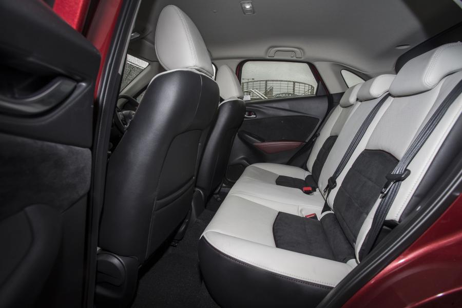 Интерьер Mazda CX-3 2015 года  (UK) (фото 42 из 47)